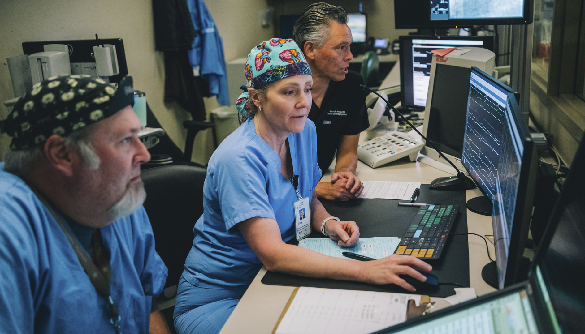 EP staff and faculty monitor a procedure.