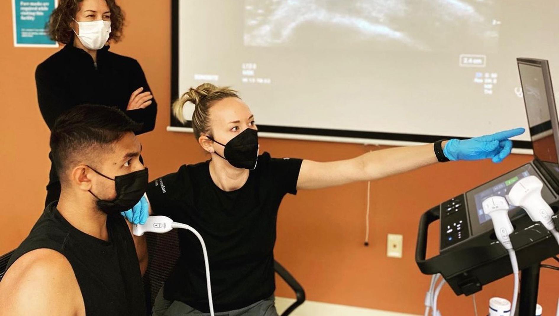Two PM&R residents review an ultrasound.