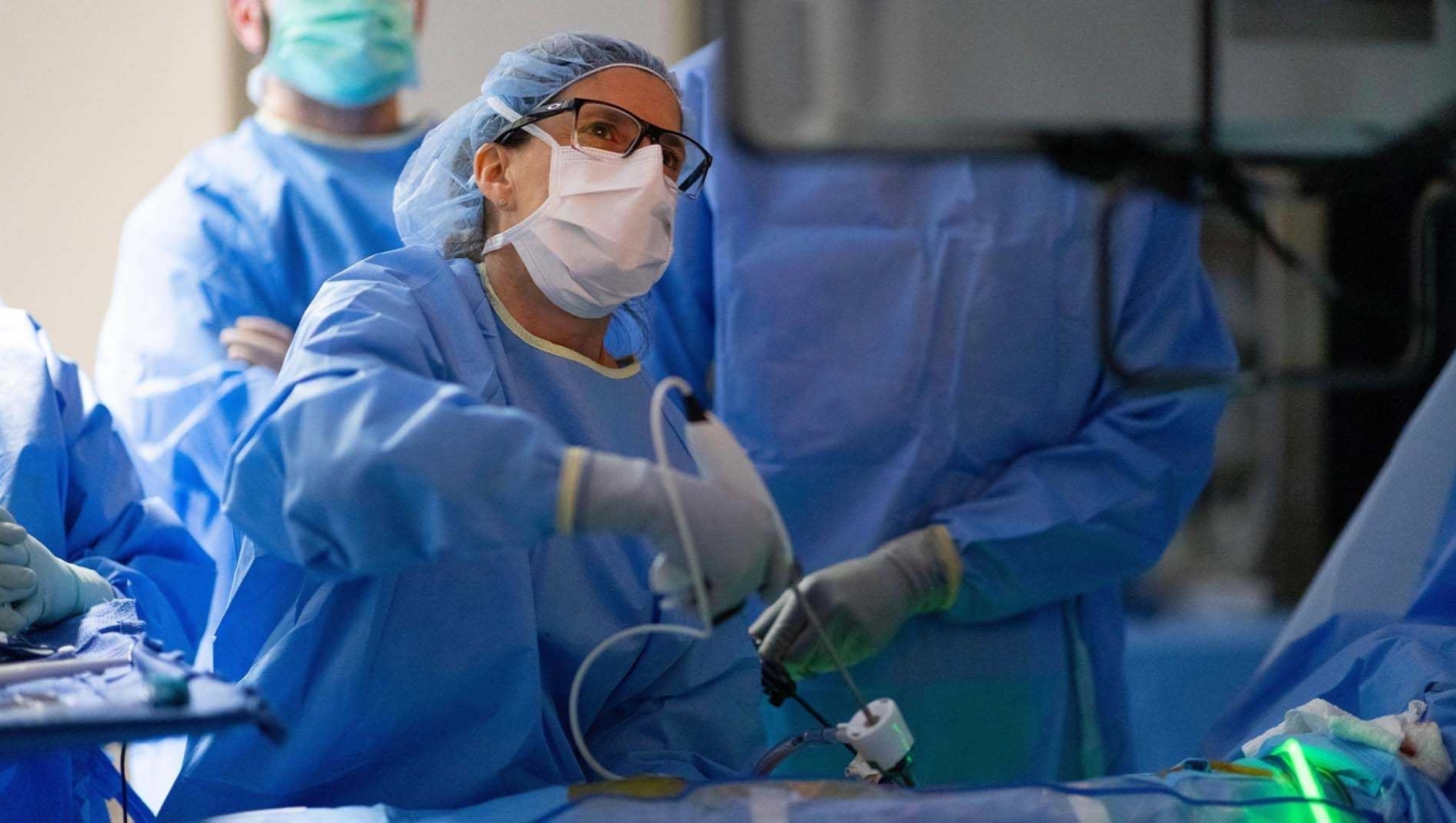 Director of the Abdominal Transplant Center and abdominal transplant surgeon, Nicole Turgeon, M.D., removes the healthy kidney from the living donor in preparation for the kidney transplantation.