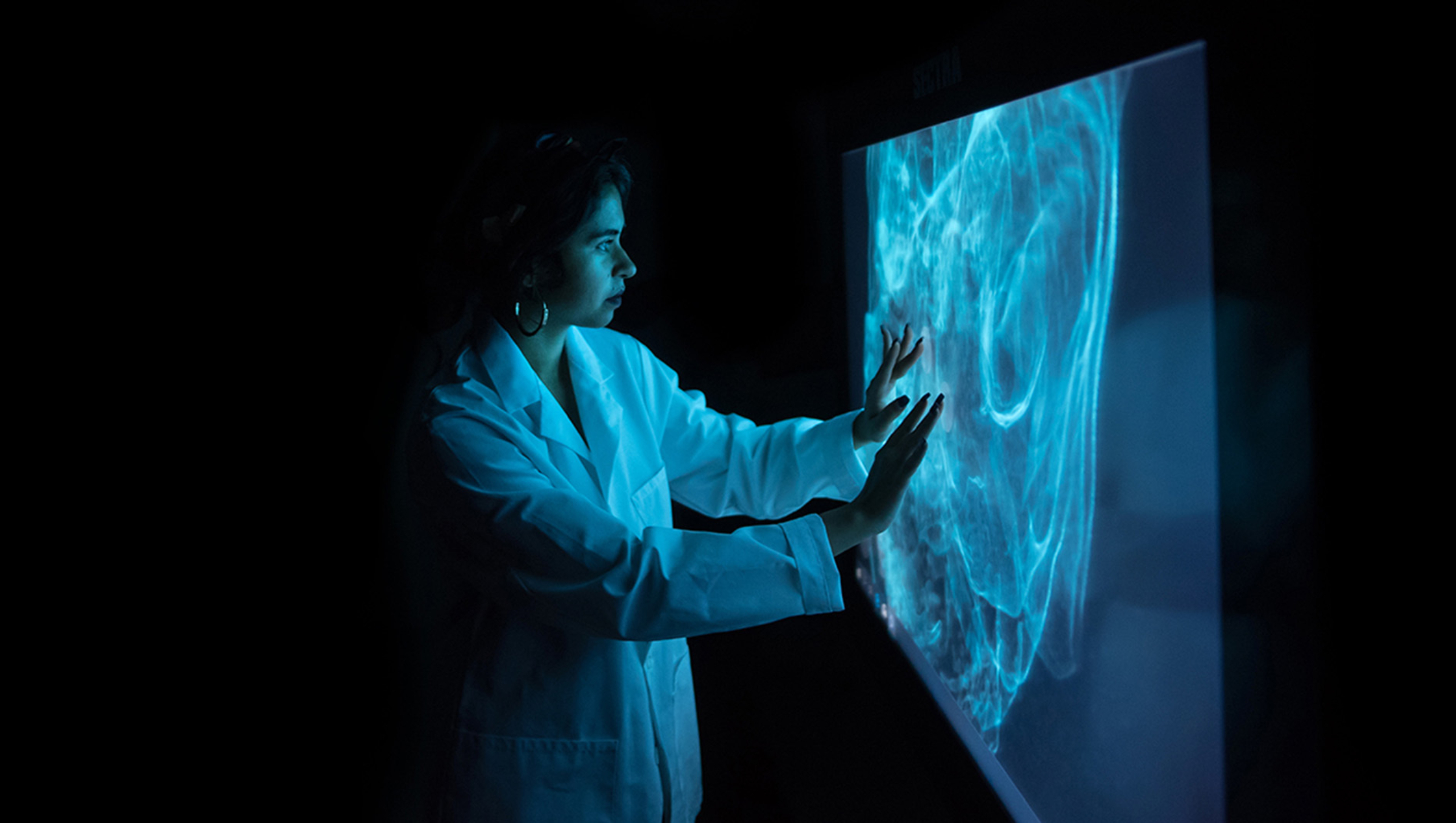 Ananya Roy, a member of Dell Med’s Health Leadership Apprentice Program, tries her hand at manipulating an image of a heart on the school’s SECTRA, a tool for visualization of anatomic renderings.